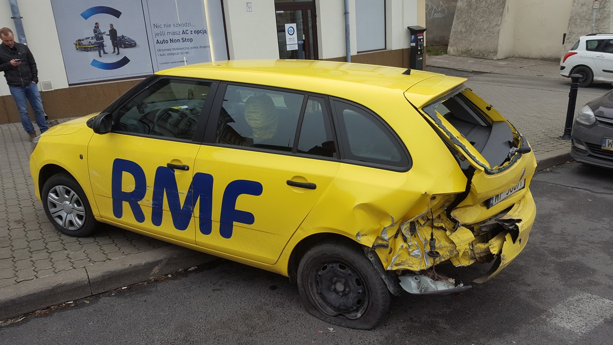 Ponad 1,5 promila w organizmie miał mężczyzna, który spowodował wypadek na ul. Świętoduskiej. Kierowca uderzył w inne auto, po czym zaczął uciekać. W zdarzeniu poszkodowana została jedna osoba, która trafiła do szpitala. W centrum miasta tworzą się gigantyczne korki.