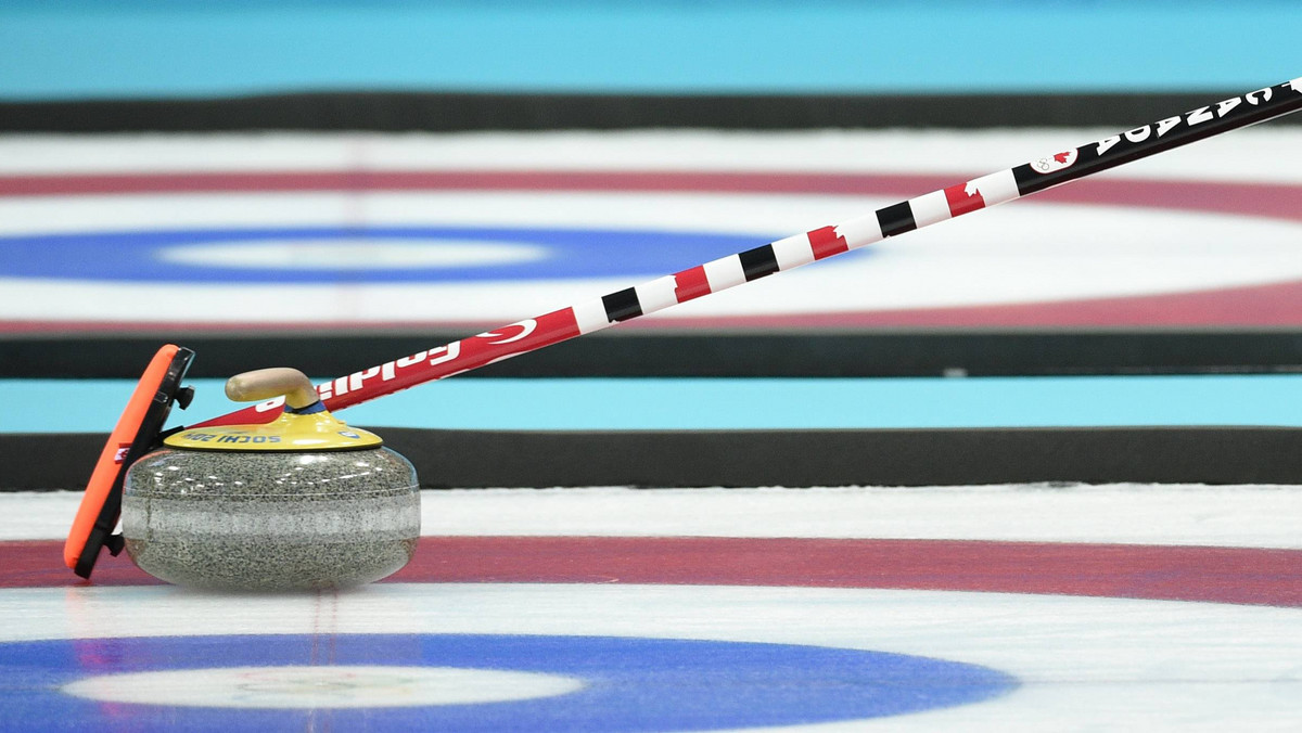 W środę rozegrano dwa spotkania turnieju curlingu na zimowej Uniwersjadzie. Wśród mężczyzn stawką było ósme miejsce. Wśród kobiet - awans do półfinału.