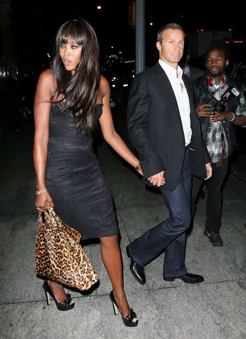 Naomi Campbell kopci w ukryciu