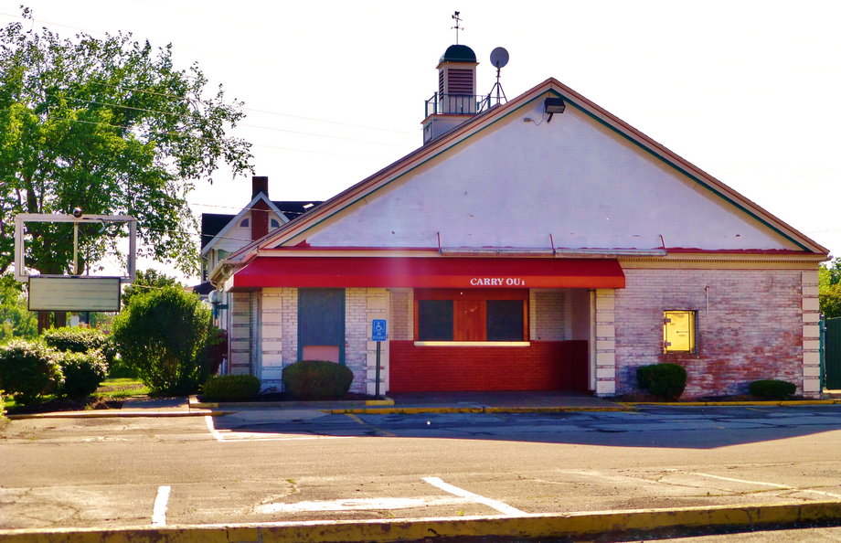 This is an abandoned Friendly's in Elyria, Ohio, as of 2014. It shut down in December 2013.