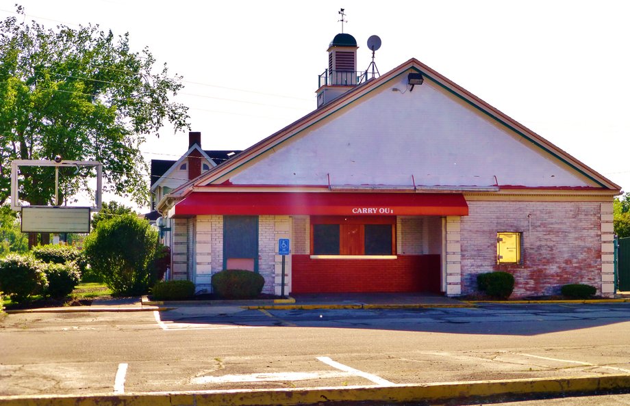 This is an abandoned Friendly's in Elyria, Ohio, as of 2014. It shut down in December 2013.