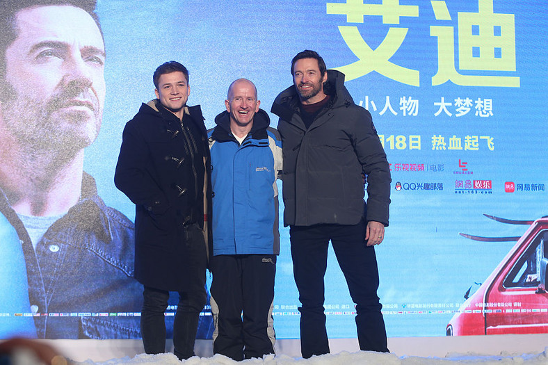 Taron Egerton, Eddie Edwards und Hugh Jackman bei einer Pressekonferenz für 