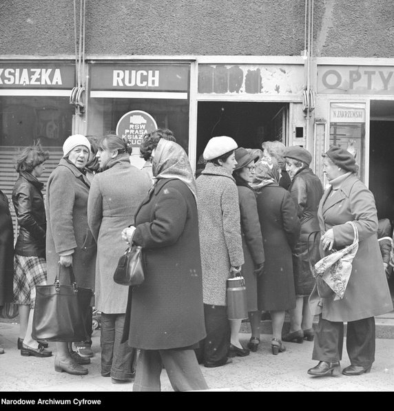 Ludzie czekający w kolejce przed pawilonem handlowym w Warszawie (1981 rok) - Narodowe Archiwum Cyfrowe