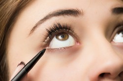 Czas się tego nauczyć! Jak zrobić idealną kreskę eyelinerem? LEKCJA krok po kroku