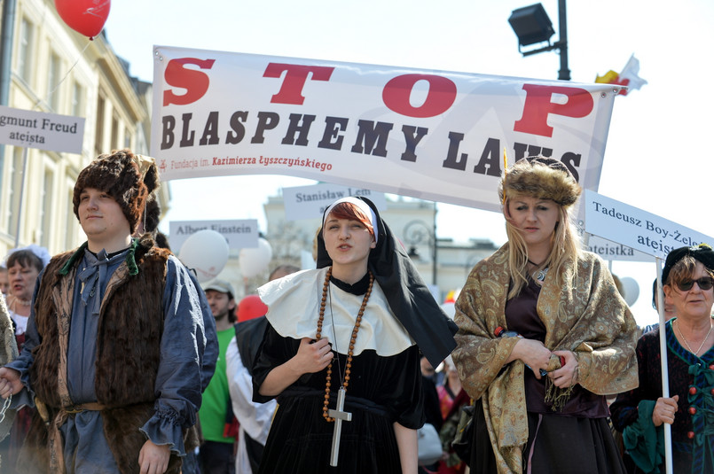 W rekonstrukcji kaźni Łyszczyńskiego uczestniczyli m.in. zakapturzony "zakonnik", "biskupi" z pastorałami, "kat" w czerwonym kapturze i inne osoby w strojach z epoki. W rolę Łyszczyńskiego wcieliła się lewicowa polityk Joanna Senyszyn. Przebrana była w zgrzebny wór, a ręce miała skute kajdanami.