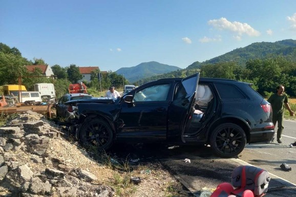 (FOTO) DŽIP POTPUNO SMRSKAN, SEDIŠTE ZA BEBE IZLETELO IZ AUTOMOBILA! Zastrašujuća nesreća kod Kuršumlije: Žena sedi na kolovozu, hitna na licu mesta