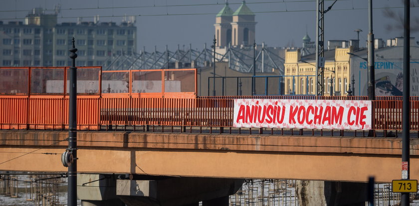 Miłość na wiadukcie kolejowym w Łodzi: – Kocham Cię Aniusiu