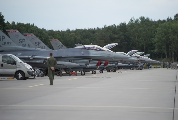 W Polsce wielozadaniowe samoloty F-16 stacjonują w 31 i 32 Bazie Lotnictwa Taktycznego. Łącznie służy obecnie 36 maszyn w wersji F-16C i 12 w wersji F-16D. W bazie w Teodorach F-16 obecne są od 2008 roku. <br><br>fot. (gm/cat) PAP/Grzegorz Michałowski