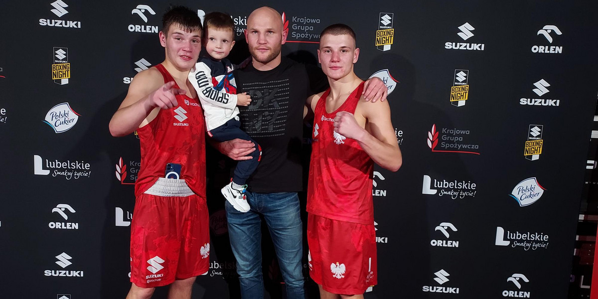 Paweł, Maciej (z synem Miłoszem) i Jakub Sulęccy na gali Suzuki Boxing Night w Żyrardowie.