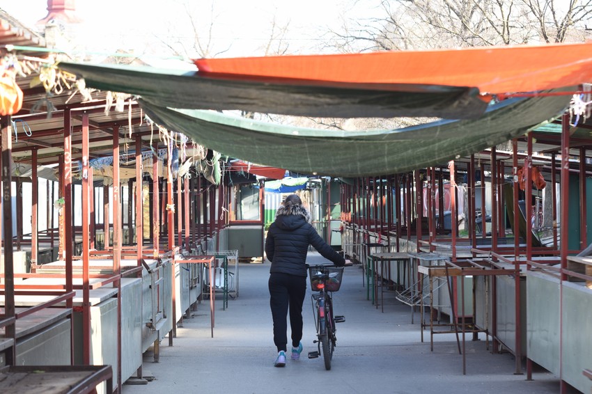 Prazne ulice, prodavnice i pijace