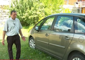 Sveštenik Pero i novi auto