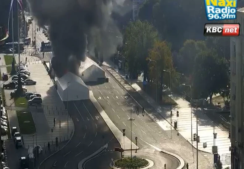 Gori šator ispred Skupštine