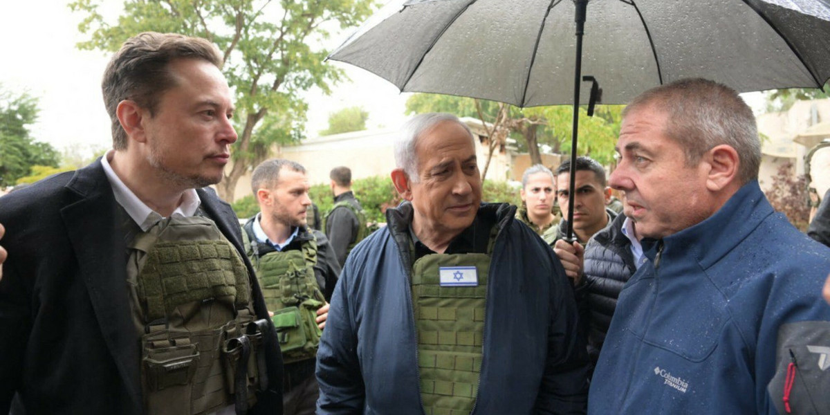 Elon Musk (po lewej) i delegacja izraelska, w tym premier Benjamin Netanjahu (po środku), odwiedzają osiedla Kfar Aza w południowym Izraelu, 27 listopada 2023 r. 