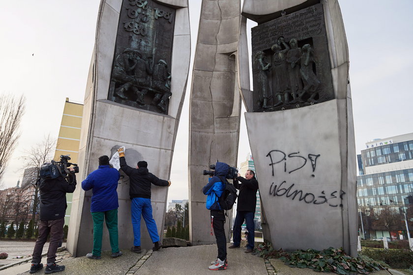 Zdewastowali pomnik Poległych Stoczniowców