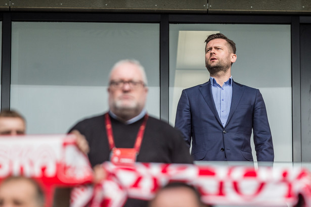 Minister Sportu Kamil Bortniczuk (P) na trybunach stadionu w Zabrzu podczas meczu eliminacji piłkarskich mistrzostw Europy do lat 21 z Węgrami