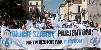 Protest medyków w Warszawie. Nie zgadzają się na zaostrzanie przepisów