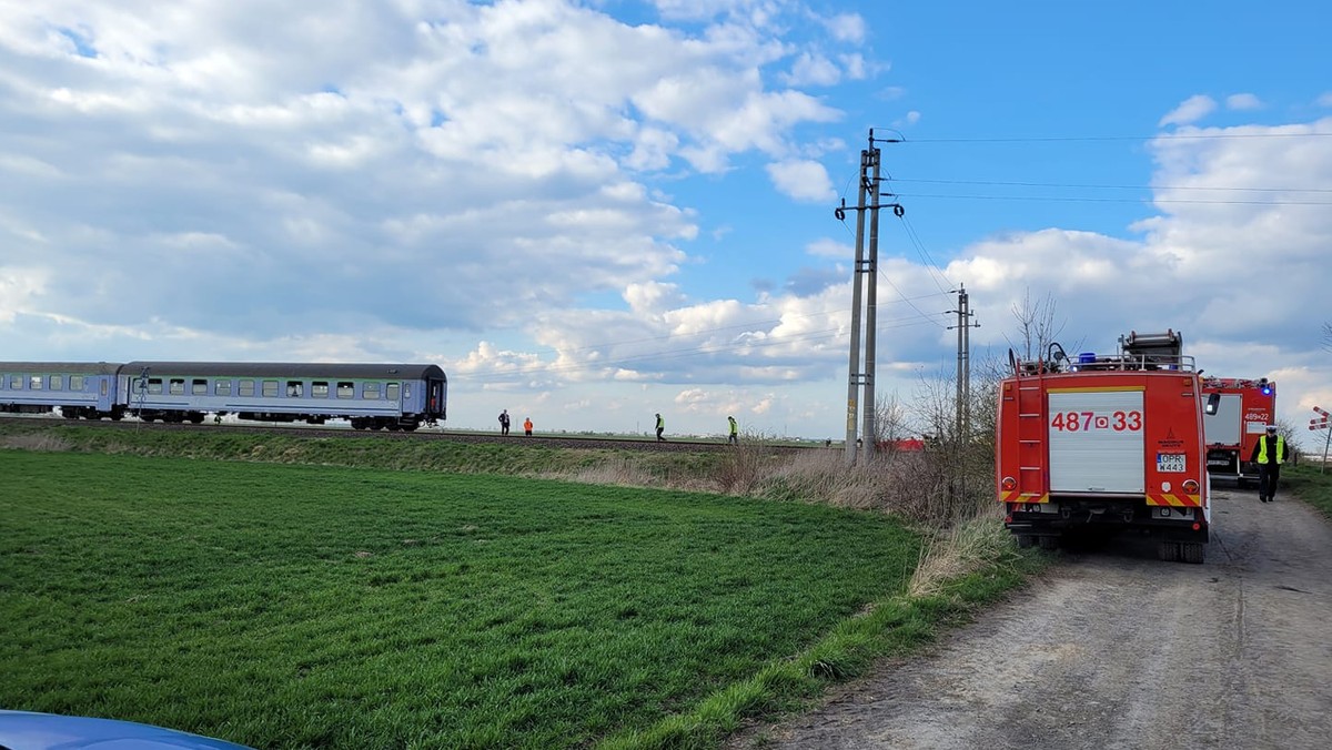 Wypadek na niestrzeżonym przejeździe kolejowym. 11-latek na kładzie wjechał pod pociąg