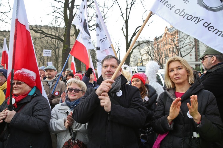 Demonstracja KOD przed budynkiem Trybunału Konstytucyjnego
