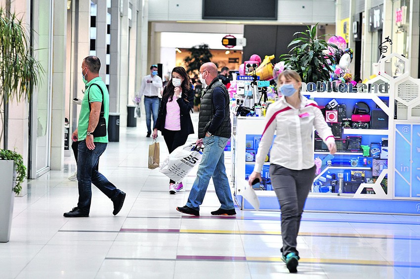 Posetioci tržnih centara poštovali su rastojanje i nosili neophodnu opremu