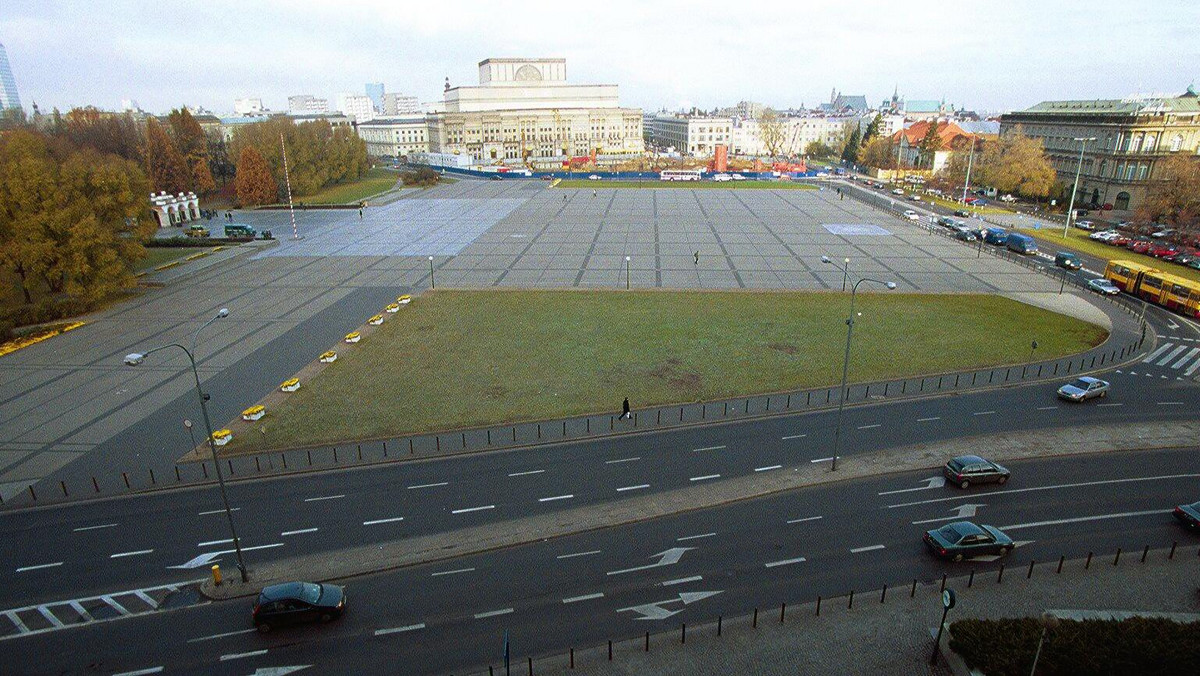 Wymiana nawierzchni, zamontowanie instalacji odwadniającej, zmiana lokalizacji masztów, odnowienie trawników - generalny remont przejdzie jeden z najważniejszych placów w Polsce - plac Piłsudskiego. Do końca przyszłego roku ma być jak nowy.