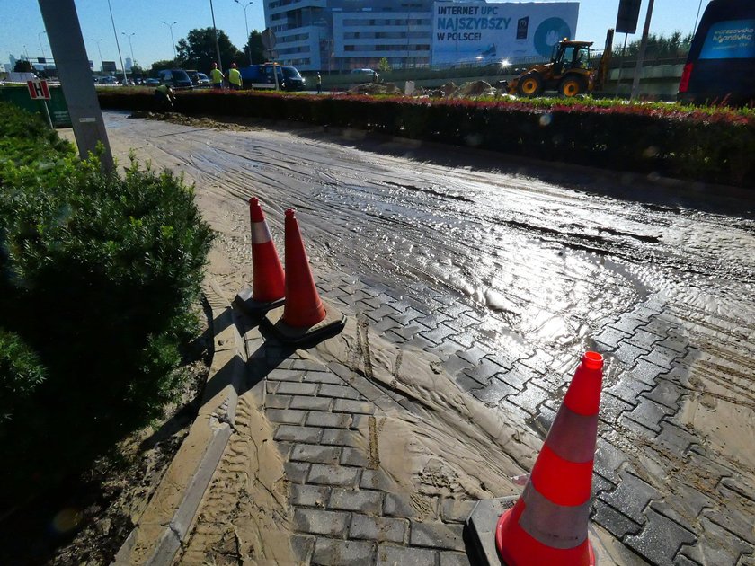 Warszawa: Awaria wodociągowa w stolicy. Woda zalała ulice