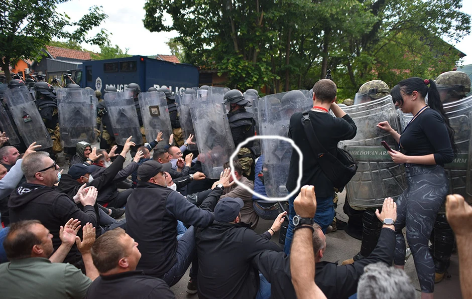 Fotografija na kojoj se vidi kako Radoš Petrović nestaje iza kordona KFOR-a