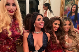 "FOTKA KAO IZ BORDELA,  baš prigodno za SVETI DAN", ovako doterane slavile Božić sa Trampom i javnost je ZGRANUTA! Gole grudi i stomaci u prvom planu, komentari nikad gori