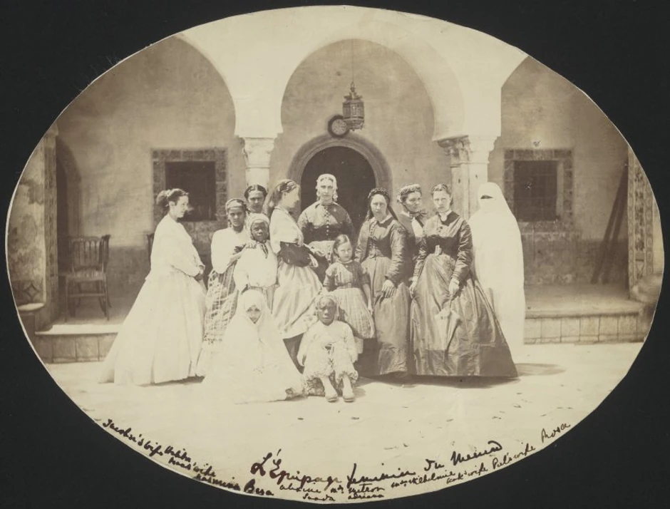 Aleksandrin Tine je bila fotograf amater. Na ovoj slici je vidimo u profilu. Fotografija je snimljena u blizini Alžira 1866, pored nje su njene sluge.