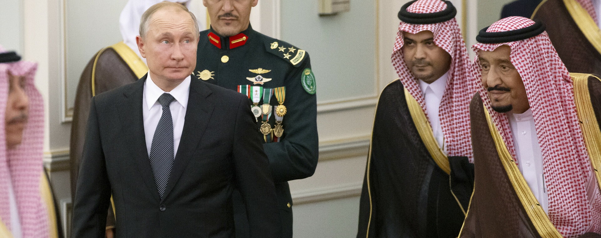 Prezydent Rosji Władimir Putin i król Arabii Saudyjskiej Salman ibn Abd al-Aziz Al Su’ud