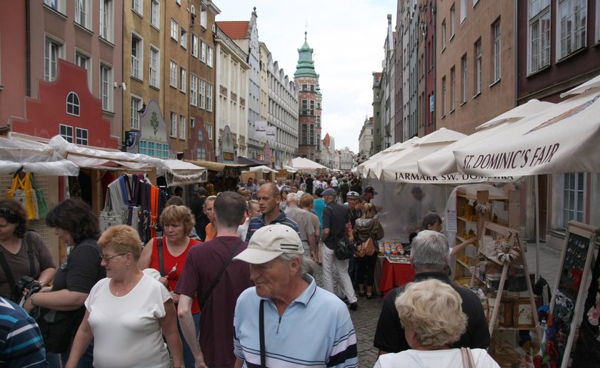 Tłum ludzi na Jarmarku św. Dominika w Gdańsku