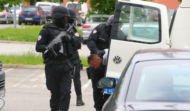 zandarmerija-privodjenje-policija-foto-M-Jakovljevic-ringier-3-scaled-872x610