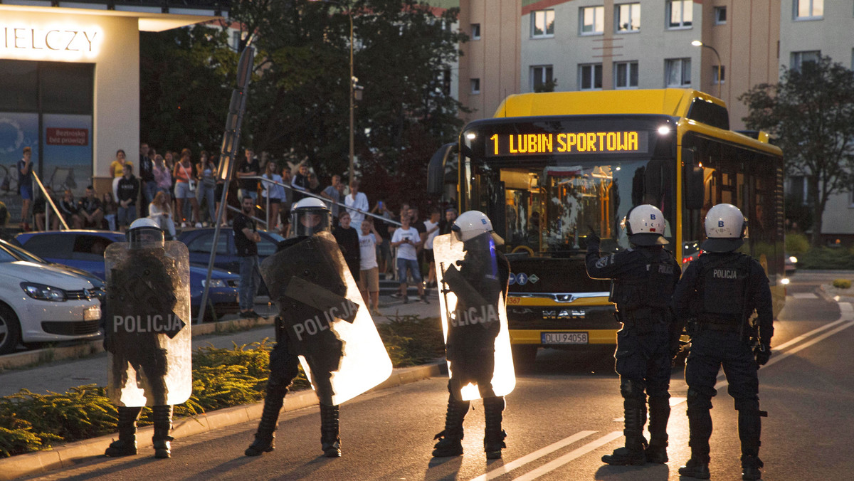Zamieszki przed siedzibą policji w Lubinie