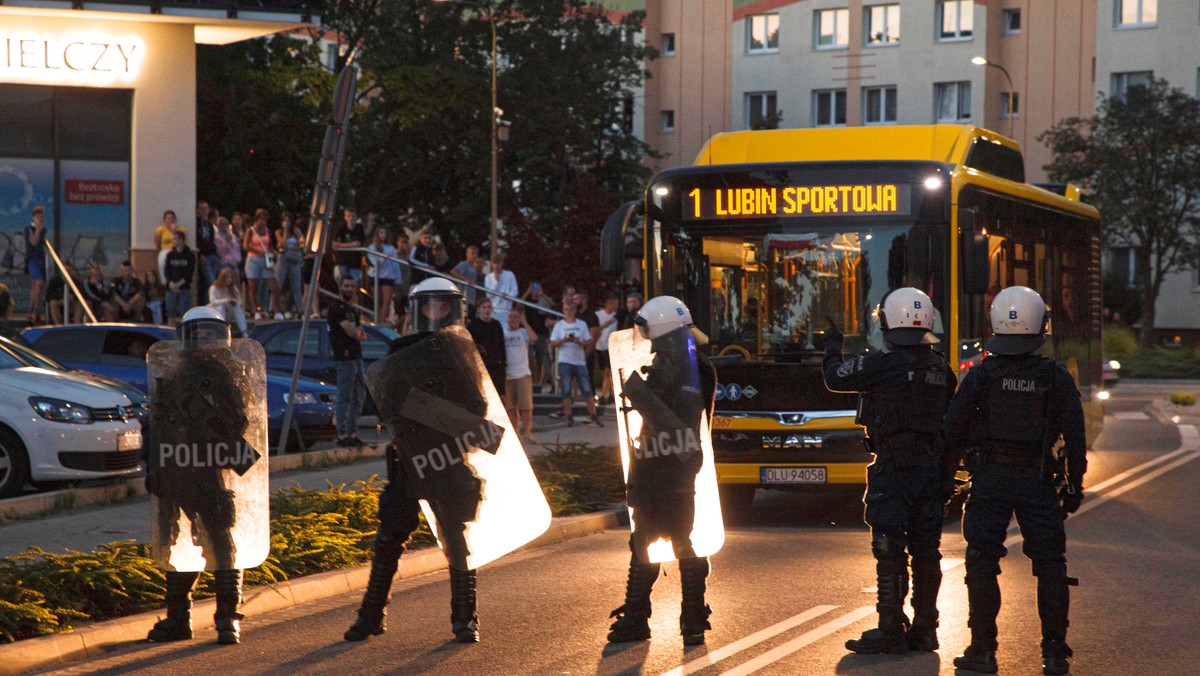 Zamieszki przed siedzibą policji w Lubinie