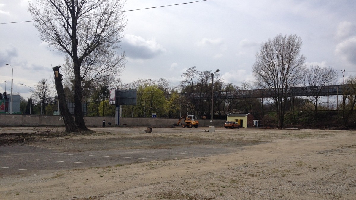 Przy ul. Grabiszyńskiej we Wrocławiu naprzeciwko stadionu powstaje nowe targowisko. Otwarcie zaplanowano w przyszłą sobotę, 25 kwietnia.