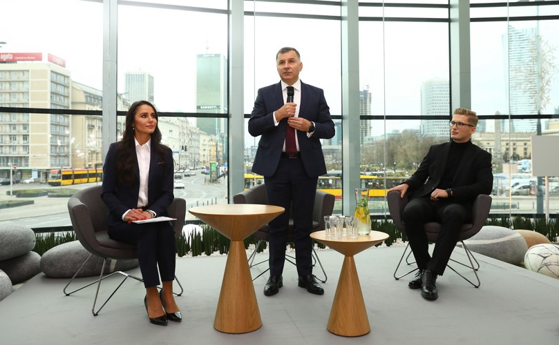 Prezes PKO BP Zbigniew Jagiełło, dyrektor oddziału PKO Rotunda Alicja Drozdowska oraz architekt Bartłomiej Gowin