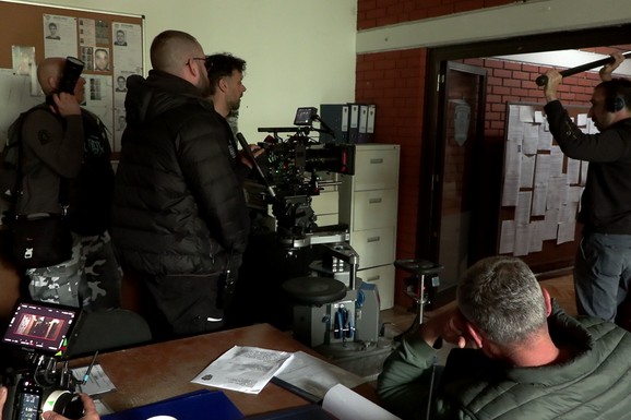 (VIDEO) OVAKO SE SNIMAJU AKCIONE SCENE Na setu serije "Plava krv", Jezdić kao policajac, a Radonjić žandarm: Štamparija pretovrena u stanicu, tu je Pavle Mensur (VIDEO)