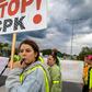 10.06.2022 Mikołów. Mieszkańcy gminy podczas blokady drogi DK 81 w proteście przeciw budowie Centralnego Portu Komunikacyjnego i kolei dużych prędkości. Fot. Grzegorz Celejewski / Agencja Wyborcza.pl