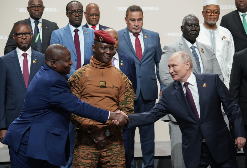 Niedawny szczyt Rosja-Afryka w Sankt Petersburgu był jedną z nielicznych okazji, kiedy Władimir Putin mógł spotkać się z przywódcami zagranicznych państw