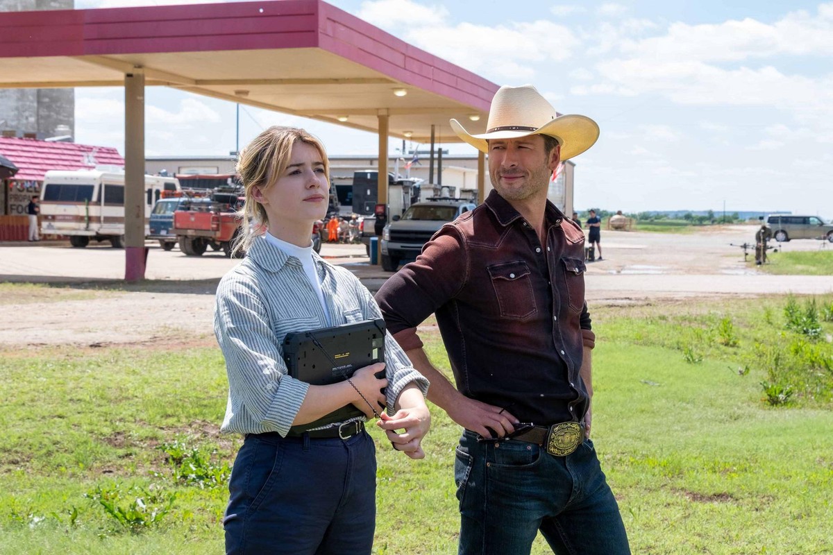 Daisy Edgar-Jones i Glen Powell w filmie "Twisters"