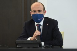 Politycy PiS krytykują urodzinowy wpis Borysa Budki. "Te pajace..."