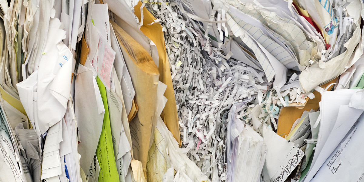 Podczas wiosennych porządków wyrzucasz stare dokumenty na śmietnik? Lepiej skorzystaj z domowej niszczarki i uniknij kłopotów związanych z kradzieżą tożsamości.