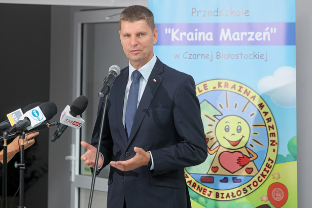 Czarna Białostocka, 31.08.2020. Minister edukacji narodowej Dariusz Piontkowski podczas otwarcia zmodernizowanego budynku przedszkola Kraina Marzeń w Czarnej Białostockiej, 31 bm. Minister Piontkowski jest z wizytą w województwie podlaskim. (aldg) PAP/Artur Reszko