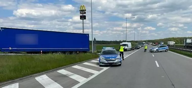 Pożar naczepy ciężarówki na A4. Na drogę wydostał się tlenek cynku