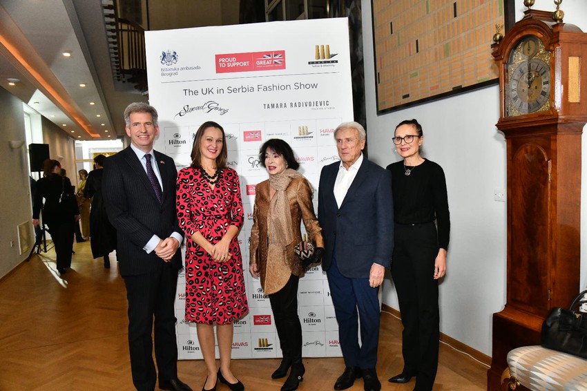 Jelisaveta na reviji (u sredini)