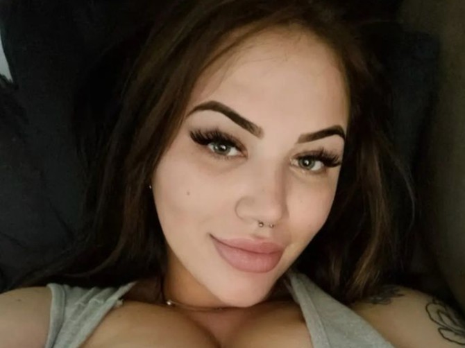 Pamela ima gigantomastiju - grudi su joj džinovske i ne prestaju da rastu; tvrdi da ljudi ne prestaju da je vređaju! 