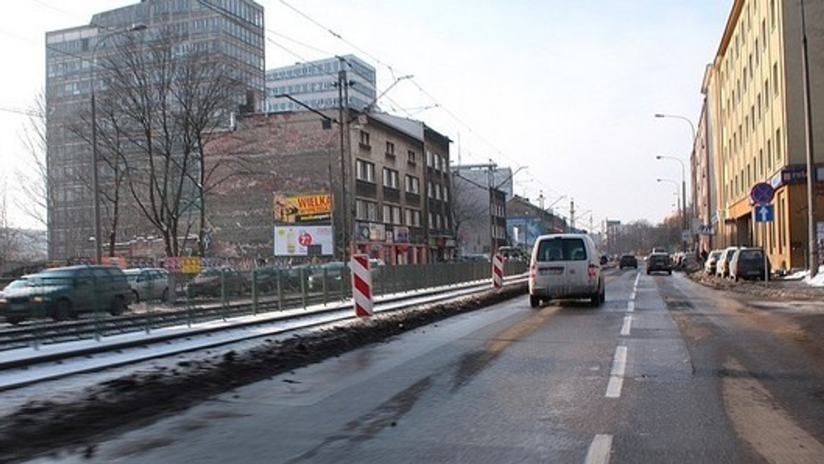 Już pod koniec miesiąca zmieni się organizacja ruchu na ul. Mogilskiej w Krakowie. Po zakończeniu remontu na jednym pasie, prace przeniosą się na drugą stronę. Zmienią się przez to możliwości skrętu w przecznice ul. Mogilskiej. Przeniesione zostaną też miejsca na zawracanie - informuje Radio Kraków.