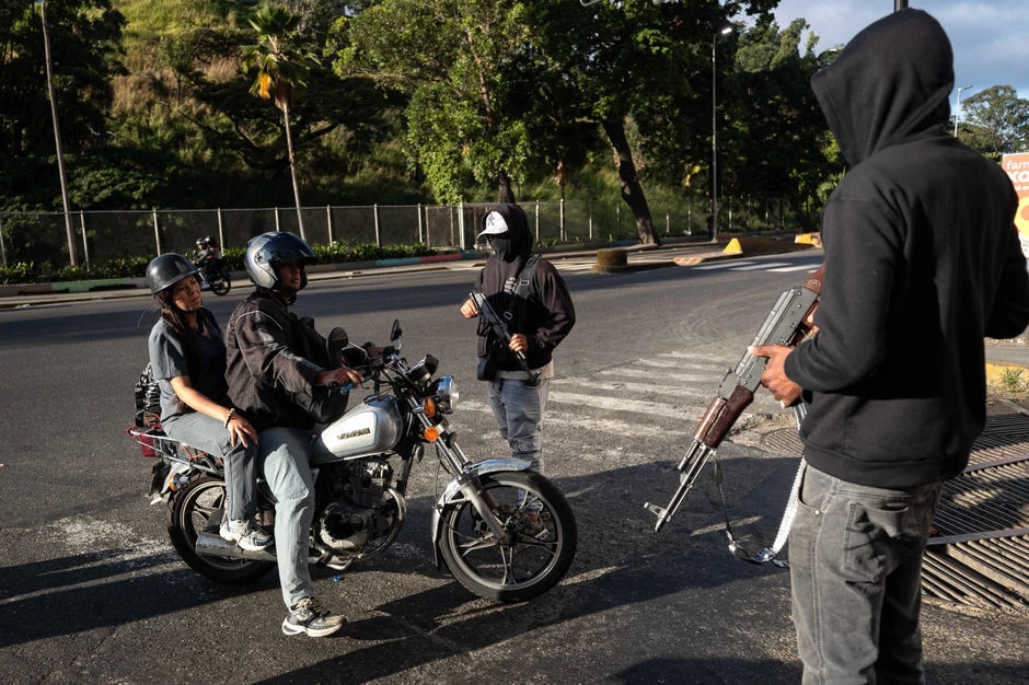 Naoružani muškarci na ulicama Karakasa, Venecuela