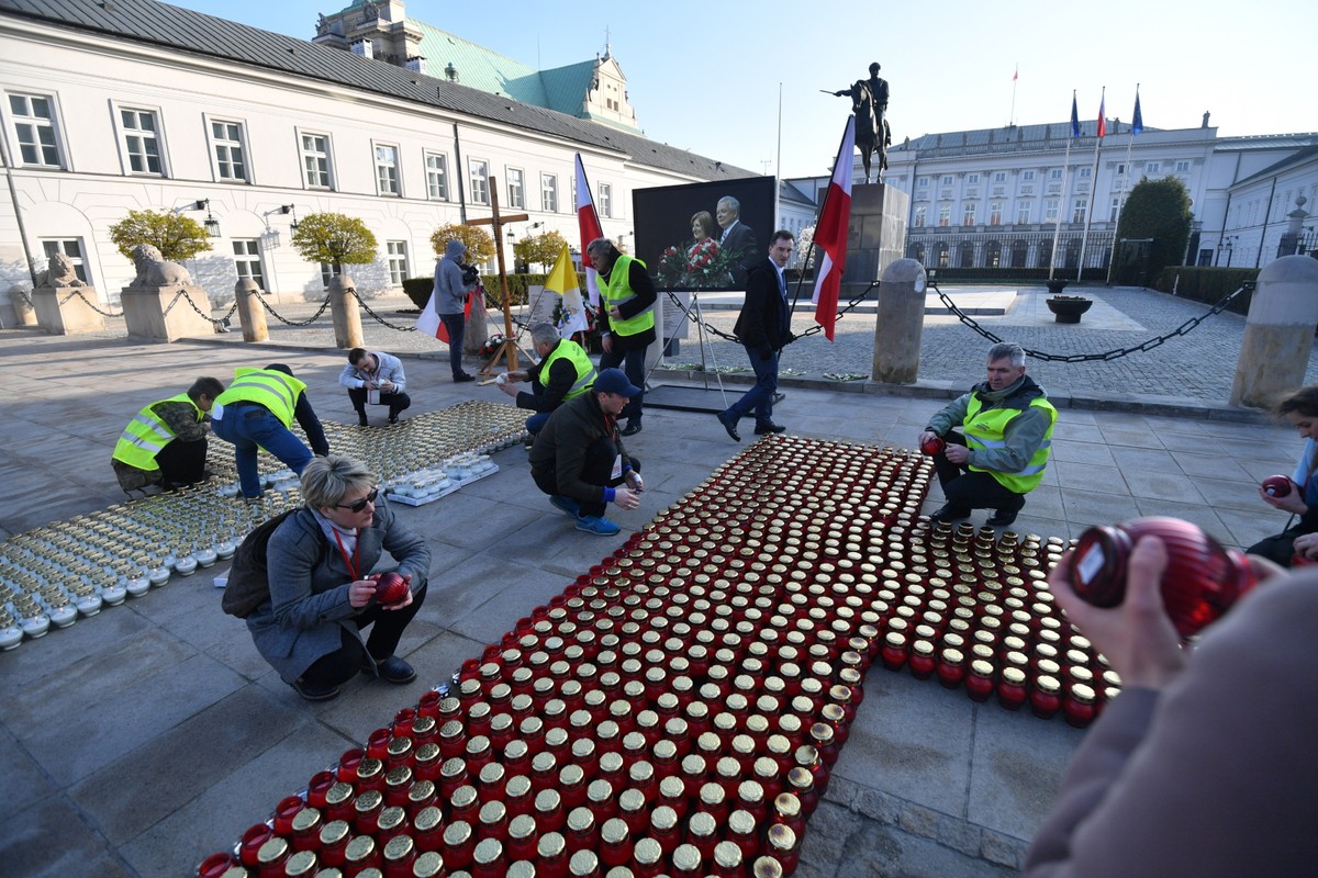 W czasie apelu przypomniano dni po katastrofie smoleńskiej, kiedy tłumnie gromadzono się przed Pałacem Prezydenckim "wierząc, że miejsce, które wskazali i wybrali Polacy stanie się miejscem, w którym stanie niebawem pomnik pana prezydenta i wszystkich ofiar katastrofy"