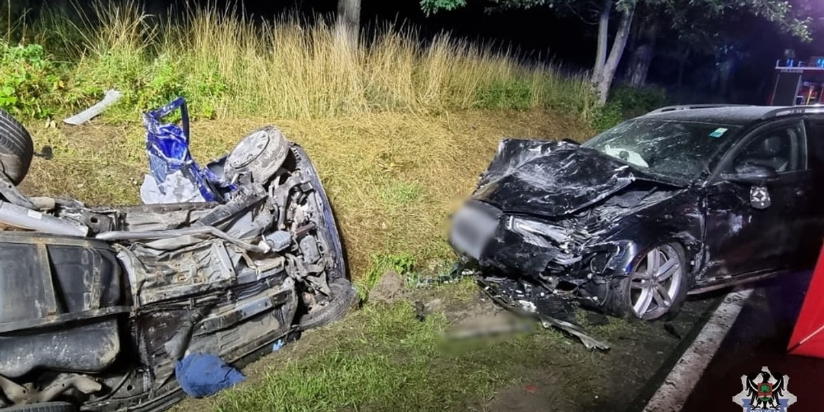 Dwóch dwudziestolatków zginęło w zderzeniu z innym samochodem osobowym.