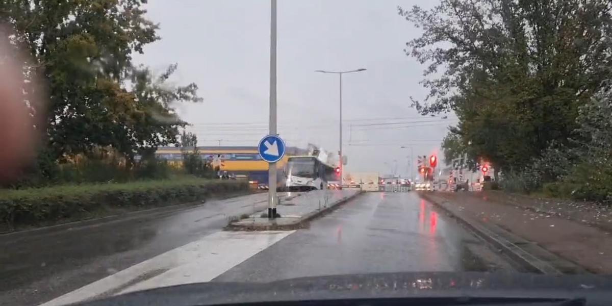 Zderzenie pociągu z autobusem w Holandii. Szokujące nagranie.